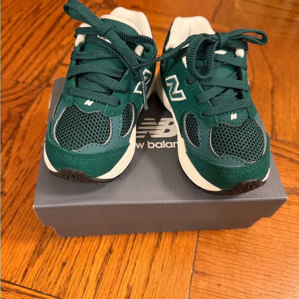 ~ SOLD ~ New Balance US Kids/Infants Sneakers in Forest Green and White size 5 W